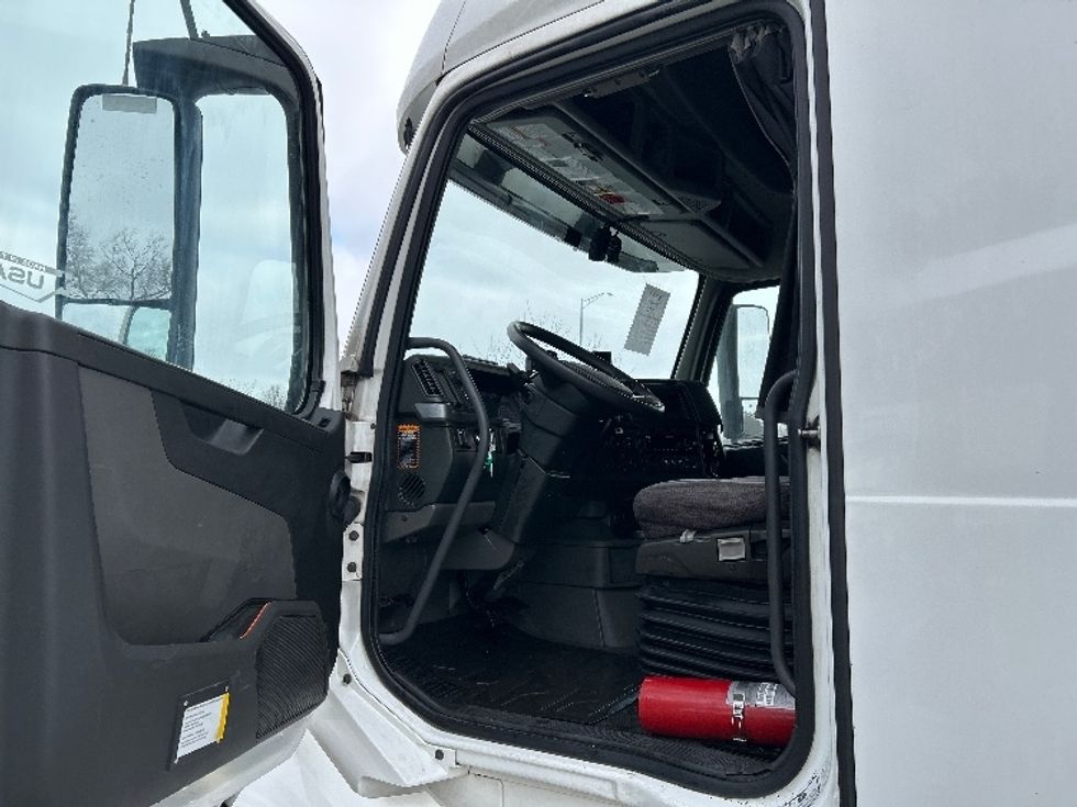 Sleeper Tractor-Heavy Duty Tractors-Volvo-2019-VNL64760-Indianapolis-IN-606,396\n\t\tmiles-$ 50,750 - Image 9