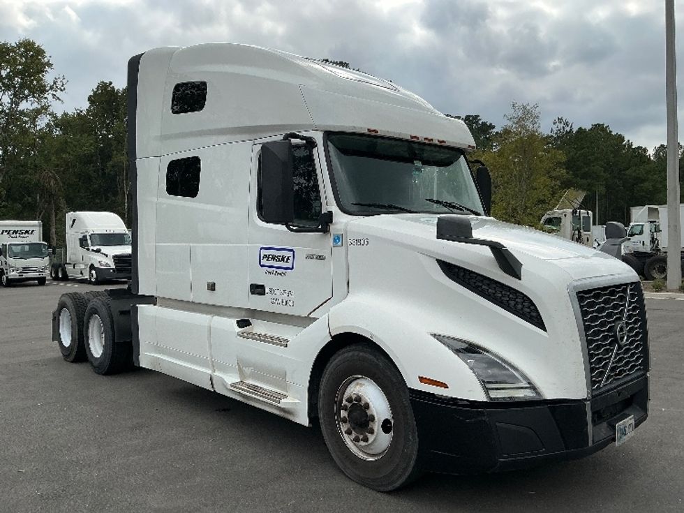 Sleeper Tractor-Heavy Duty Tractors-Volvo-2019-VNL64760-Jacksonville-FL-401,506\n\t\tmiles-$ 67,750 - Image 1