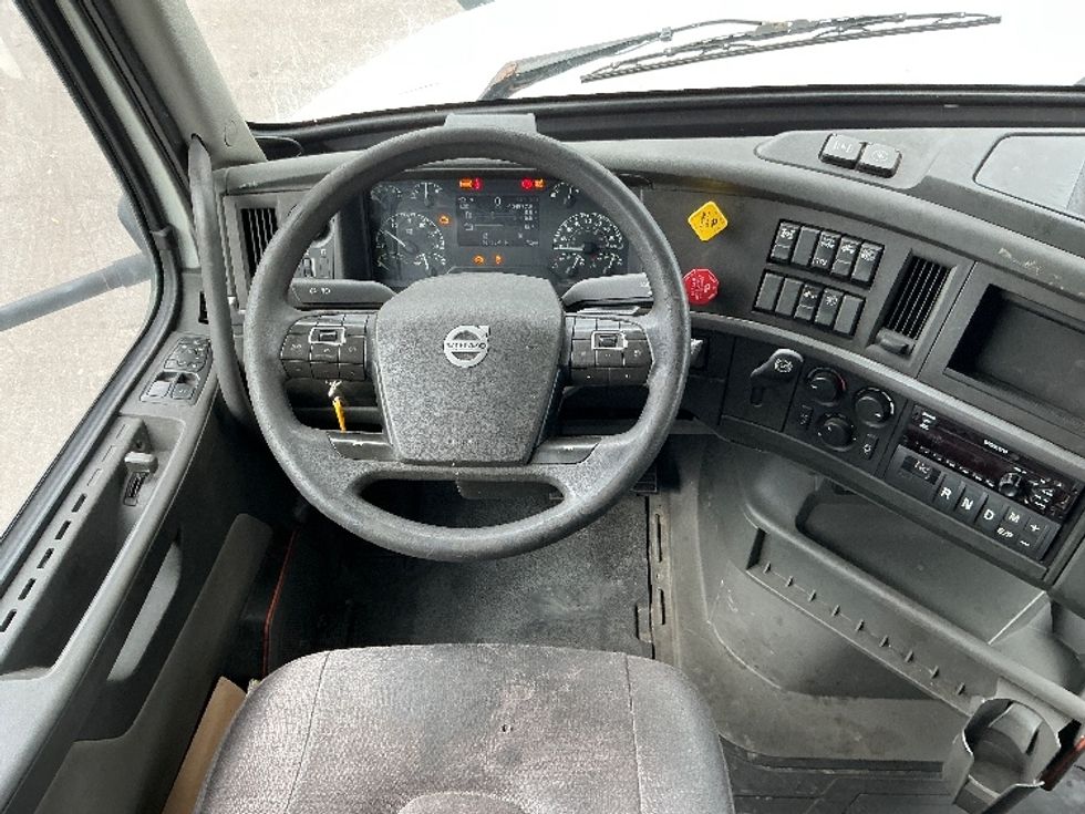 Sleeper Tractor-Heavy Duty Tractors-Volvo-2019-VNL64760-Jacksonville-FL-401,506\n\t\tmiles-$ 67,750 - Image 11