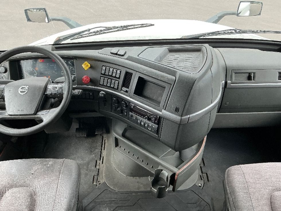 Sleeper Tractor-Heavy Duty Tractors-Volvo-2019-VNL64760-Jacksonville-FL-401,506\n\t\tmiles-$ 67,750 - Image 12