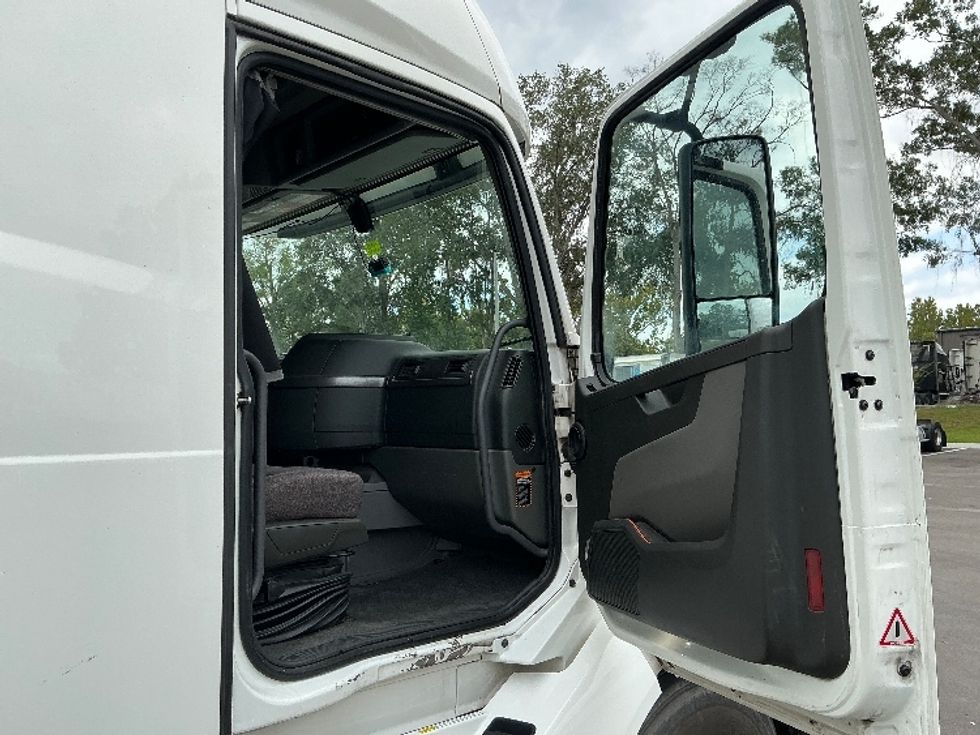 Sleeper Tractor-Heavy Duty Tractors-Volvo-2019-VNL64760-Jacksonville-FL-401,506\n\t\tmiles-$ 67,750 - Image 13