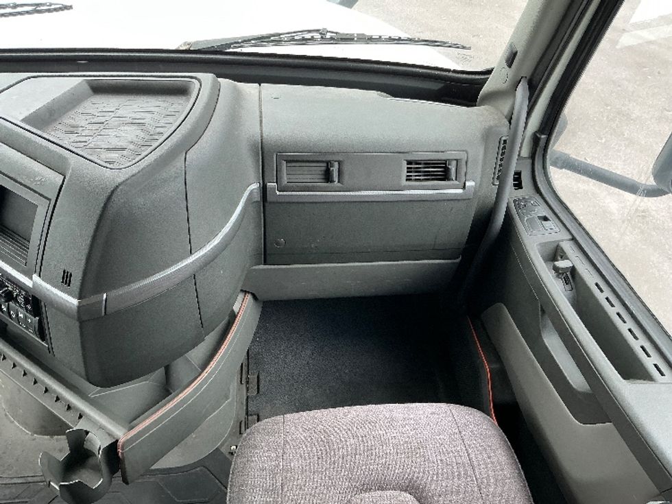 Sleeper Tractor-Heavy Duty Tractors-Volvo-2019-VNL64760-Jacksonville-FL-401,506\n\t\tmiles-$ 67,750 - Image 14