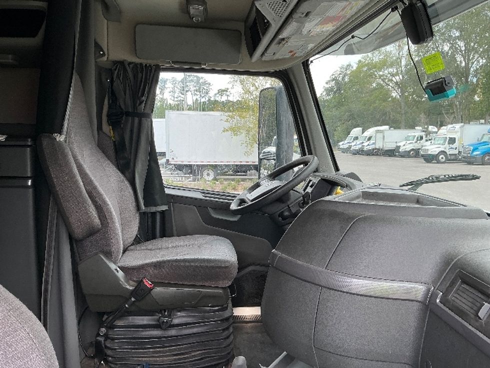 Sleeper Tractor-Heavy Duty Tractors-Volvo-2019-VNL64760-Jacksonville-FL-401,506\n\t\tmiles-$ 67,750 - Image 15
