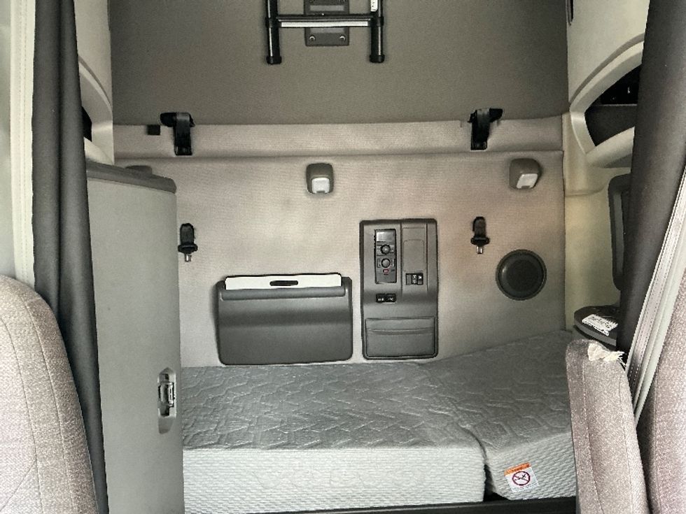 Sleeper Tractor-Heavy Duty Tractors-Volvo-2019-VNL64760-Jacksonville-FL-401,506\n\t\tmiles-$ 67,750 - Image 16