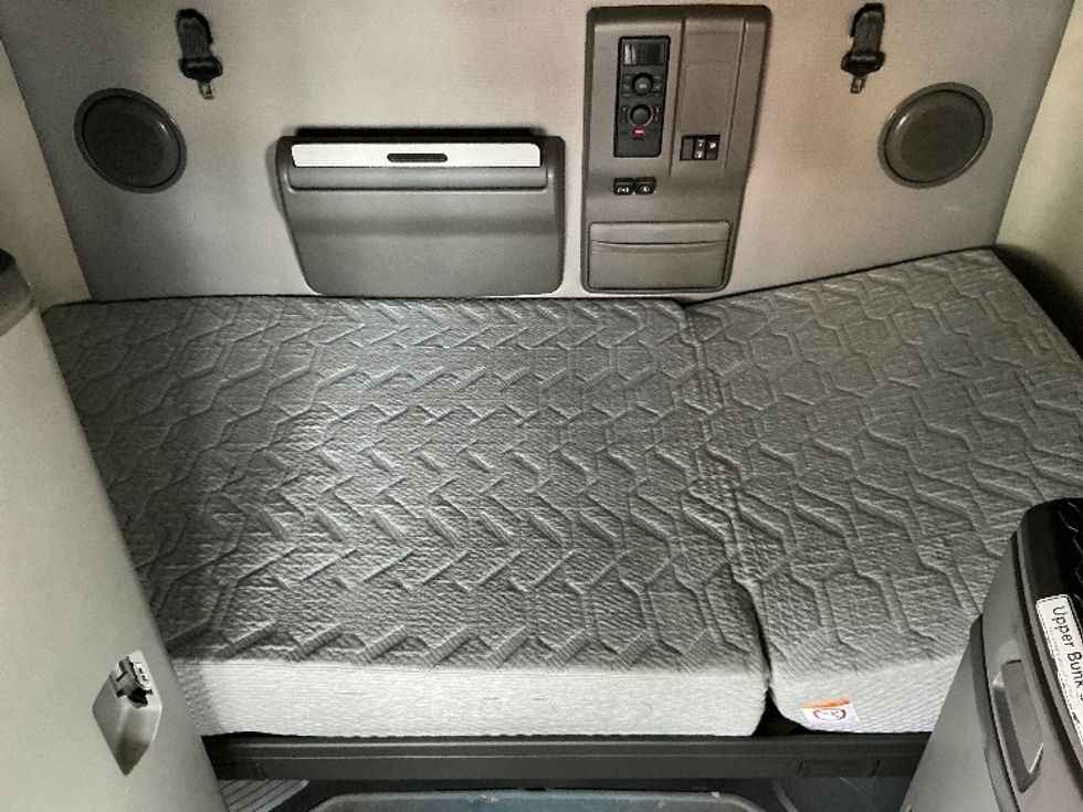 Sleeper Tractor-Heavy Duty Tractors-Volvo-2019-VNL64760-Jacksonville-FL-401,506\n\t\tmiles-$ 67,750 - Image 17