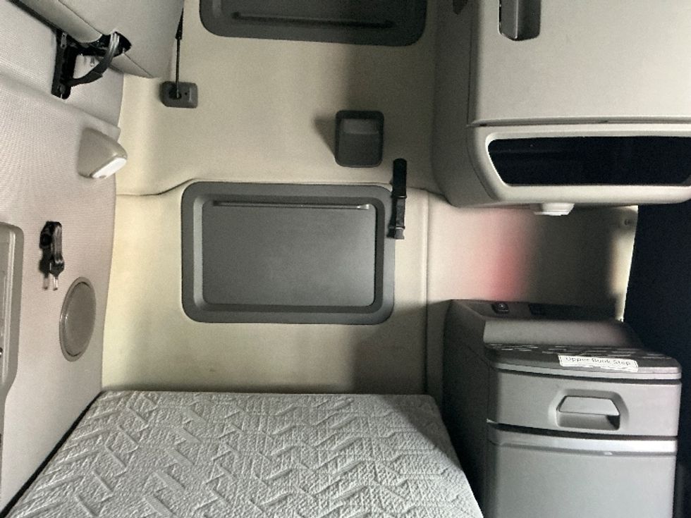 Sleeper Tractor-Heavy Duty Tractors-Volvo-2019-VNL64760-Jacksonville-FL-401,506\n\t\tmiles-$ 67,750 - Image 18