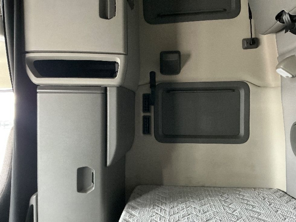 Sleeper Tractor-Heavy Duty Tractors-Volvo-2019-VNL64760-Jacksonville-FL-401,506\n\t\tmiles-$ 67,750 - Image 19