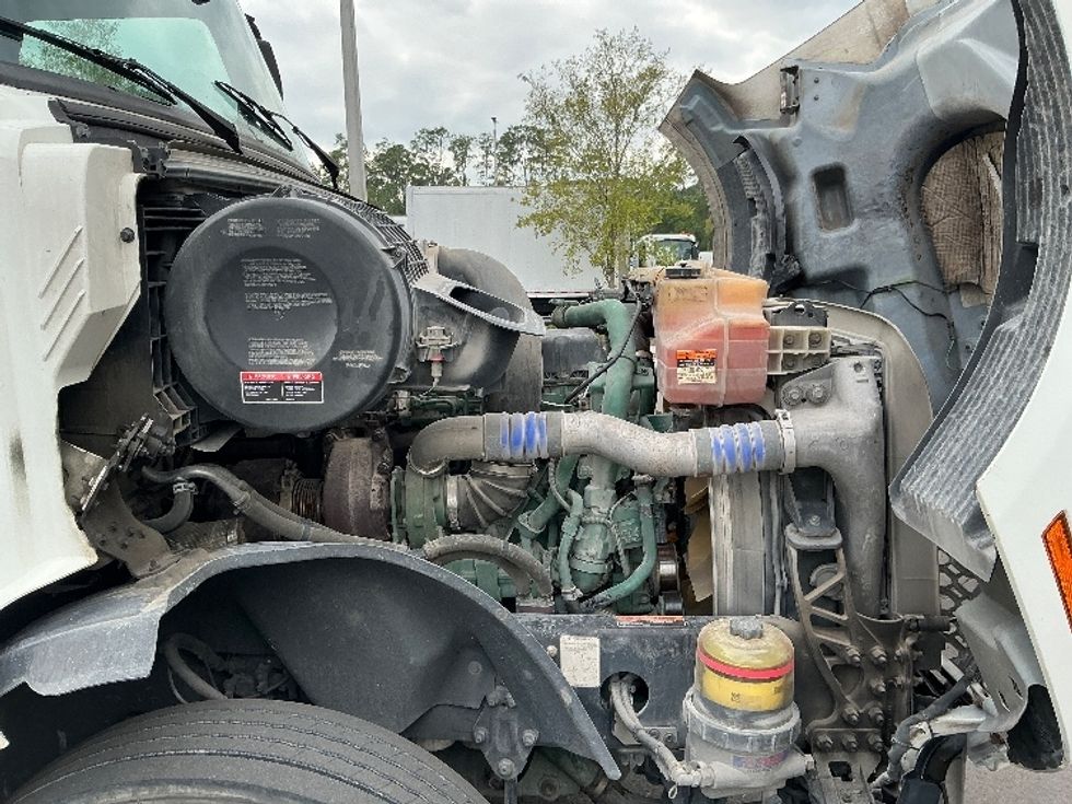 Sleeper Tractor-Heavy Duty Tractors-Volvo-2019-VNL64760-Jacksonville-FL-401,506\n\t\tmiles-$ 67,750 - Image 20