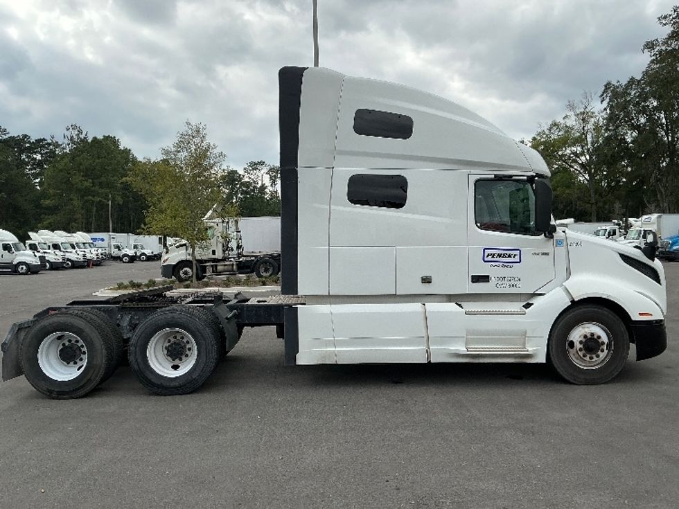 Sleeper Tractor-Heavy Duty Tractors-Volvo-2019-VNL64760-Jacksonville-FL-401,506\n\t\tmiles-$ 67,750 - Image 8