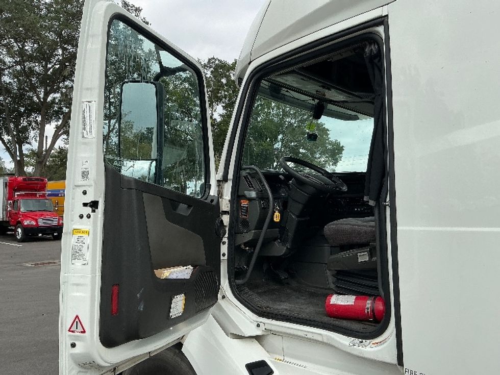 Sleeper Tractor-Heavy Duty Tractors-Volvo-2019-VNL64760-Jacksonville-FL-401,506\n\t\tmiles-$ 67,750 - Image 9