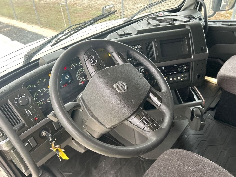 Sleeper Tractor-Heavy Duty Tractors-Volvo-2019-VNL64760-Katy-TX-745,694\n\t\tmiles-$ 46,500 - Image 10