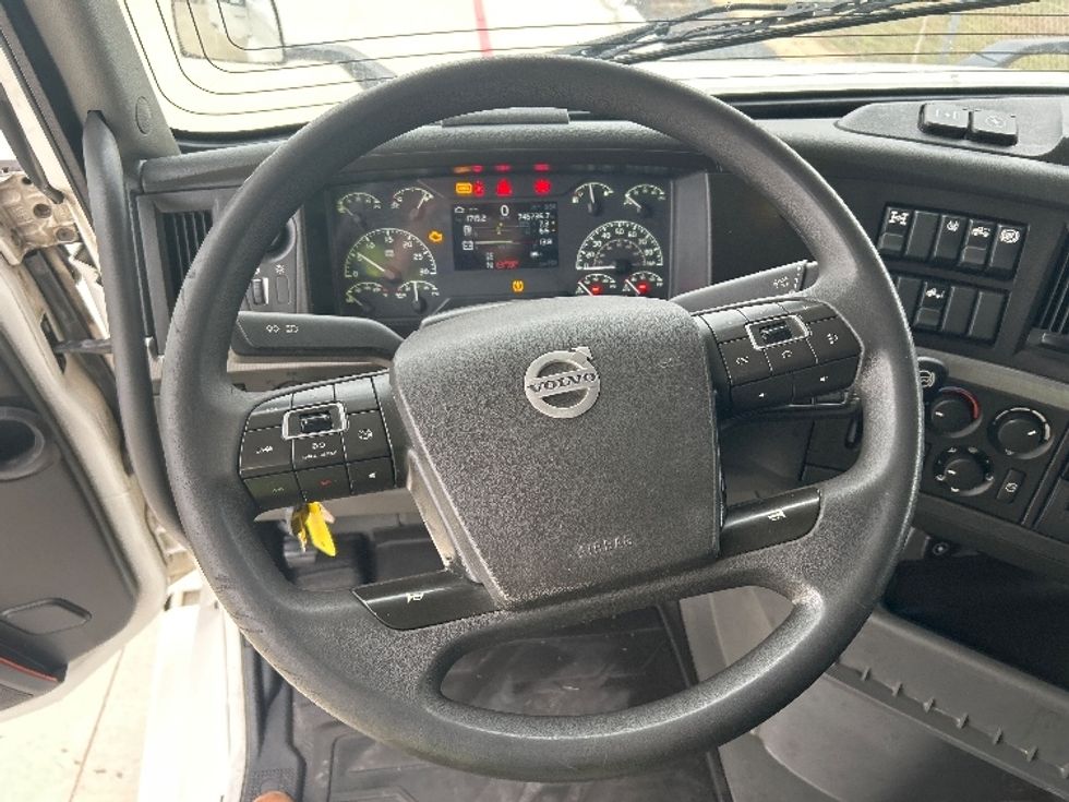 Sleeper Tractor-Heavy Duty Tractors-Volvo-2019-VNL64760-Katy-TX-745,694\n\t\tmiles-$ 46,500 - Image 11