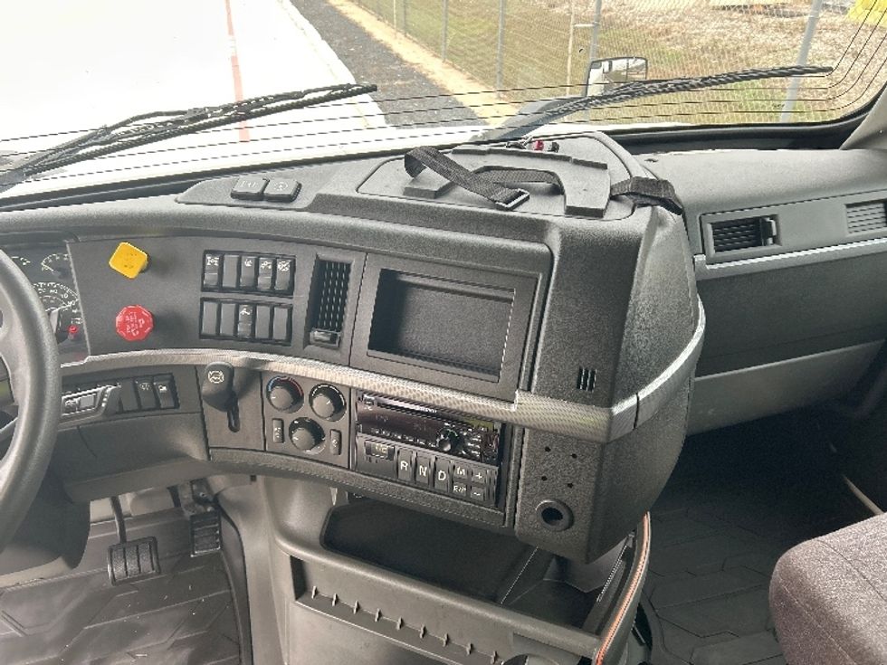 Sleeper Tractor-Heavy Duty Tractors-Volvo-2019-VNL64760-Katy-TX-745,694\n\t\tmiles-$ 46,500 - Image 12