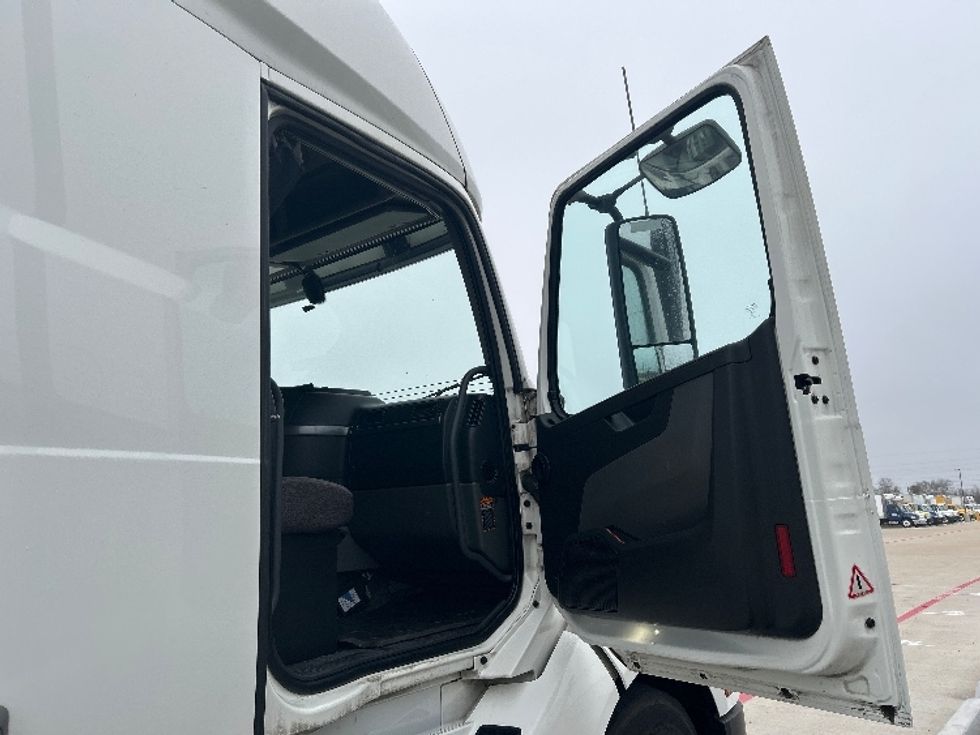Sleeper Tractor-Heavy Duty Tractors-Volvo-2019-VNL64760-Katy-TX-745,694\n\t\tmiles-$ 46,500 - Image 13