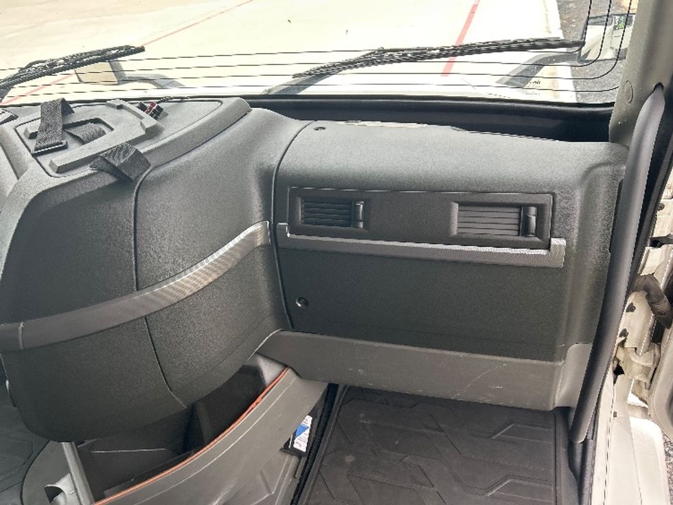 Sleeper Tractor-Heavy Duty Tractors-Volvo-2019-VNL64760-Katy-TX-745,694\n\t\tmiles-$ 46,500 - Image 14