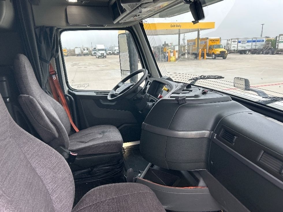 Sleeper Tractor-Heavy Duty Tractors-Volvo-2019-VNL64760-Katy-TX-745,694\n\t\tmiles-$ 46,500 - Image 15