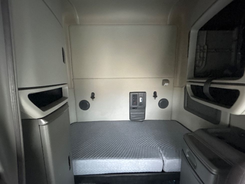 Sleeper Tractor-Heavy Duty Tractors-Volvo-2019-VNL64760-Katy-TX-745,694\n\t\tmiles-$ 46,500 - Image 16