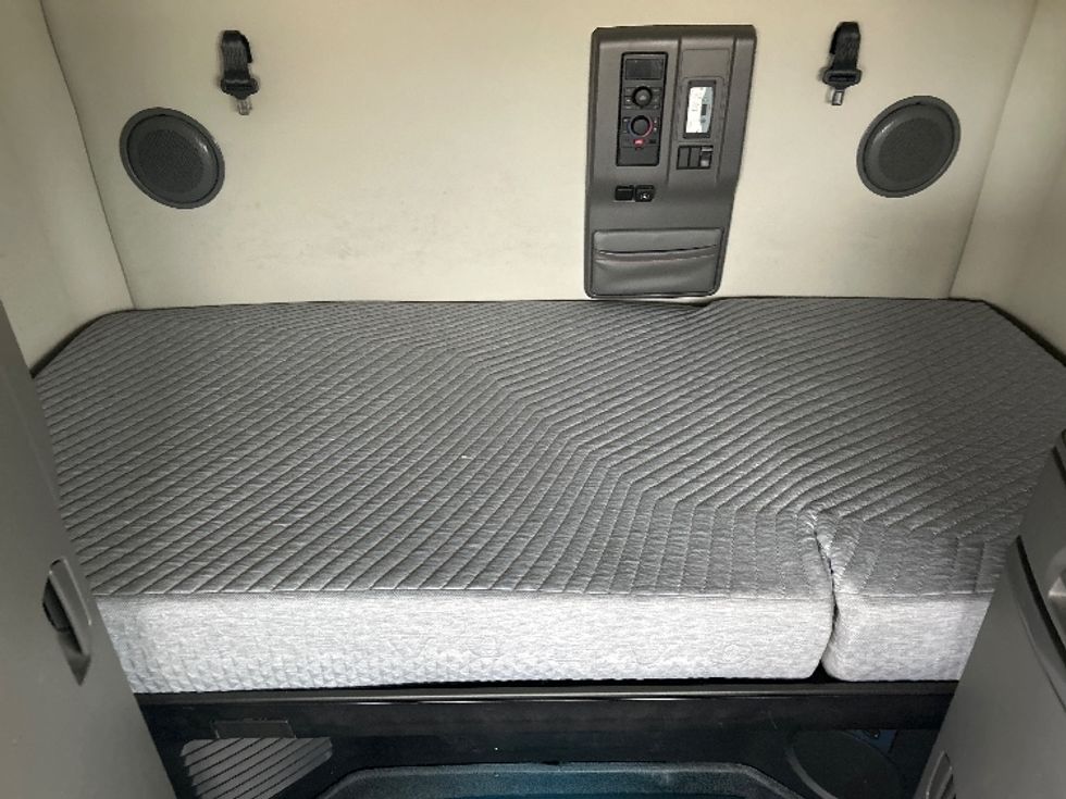 Sleeper Tractor-Heavy Duty Tractors-Volvo-2019-VNL64760-Katy-TX-745,694\n\t\tmiles-$ 46,500 - Image 17