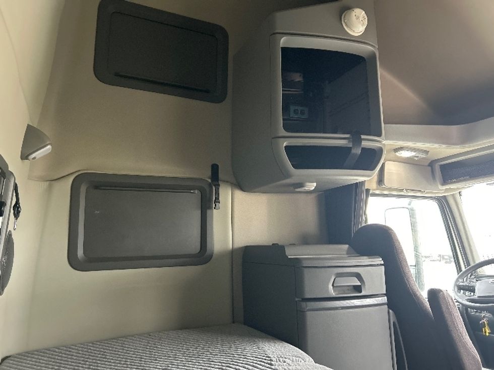 Sleeper Tractor-Heavy Duty Tractors-Volvo-2019-VNL64760-Katy-TX-745,694\n\t\tmiles-$ 46,500 - Image 18