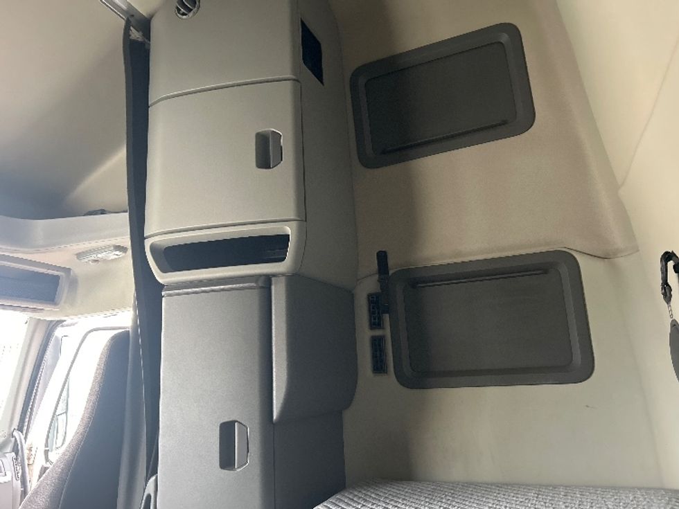 Sleeper Tractor-Heavy Duty Tractors-Volvo-2019-VNL64760-Katy-TX-745,694\n\t\tmiles-$ 46,500 - Image 19