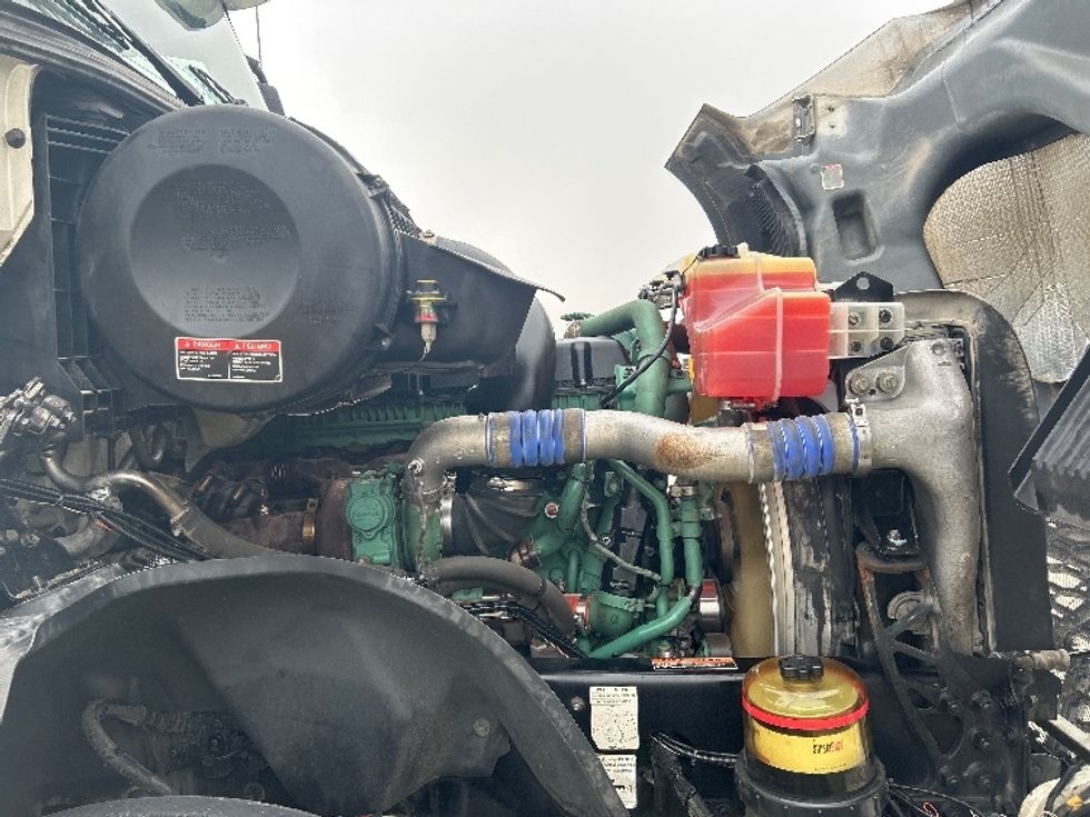 Sleeper Tractor-Heavy Duty Tractors-Volvo-2019-VNL64760-Katy-TX-745,694\n\t\tmiles-$ 46,500 - Image 20