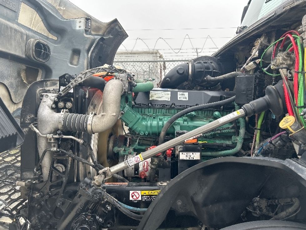 Sleeper Tractor-Heavy Duty Tractors-Volvo-2019-VNL64760-Katy-TX-745,694\n\t\tmiles-$ 46,500 - Image 21