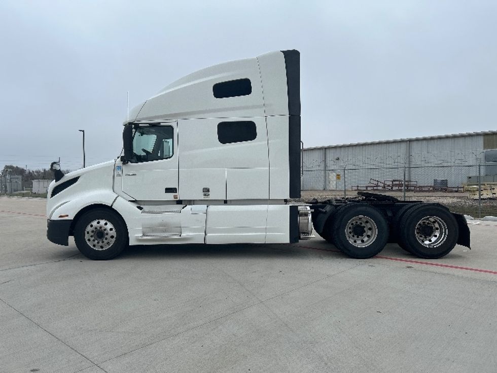 Sleeper Tractor-Heavy Duty Tractors-Volvo-2019-VNL64760-Katy-TX-745,694\n\t\tmiles-$ 46,500 - Image 4