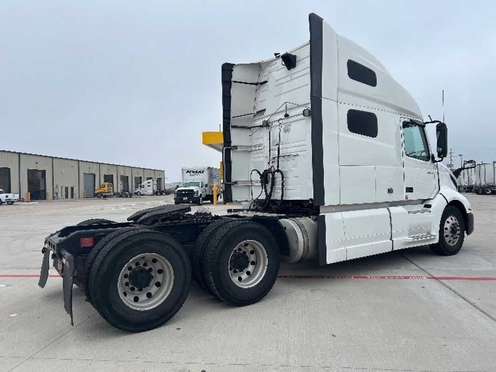 Sleeper Tractor-Heavy Duty Tractors-Volvo-2019-VNL64760-Katy-TX-745,694\n\t\tmiles-$ 46,500 - Image 7