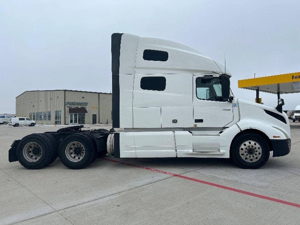 Sleeper Tractor-Heavy Duty Tractors-Volvo-2019-VNL64760-Katy-TX-745,694\n\t\tmiles-$ 46,500 - Image 8
