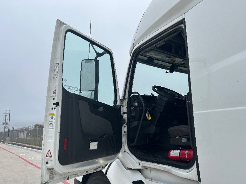 Sleeper Tractor-Heavy Duty Tractors-Volvo-2019-VNL64760-Katy-TX-745,694\n\t\tmiles-$ 46,500 - Image 9