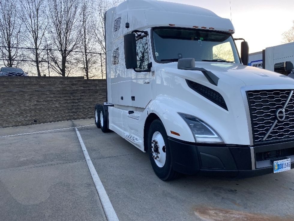 2019 Volvo VNL64760 Sleeper Tractor