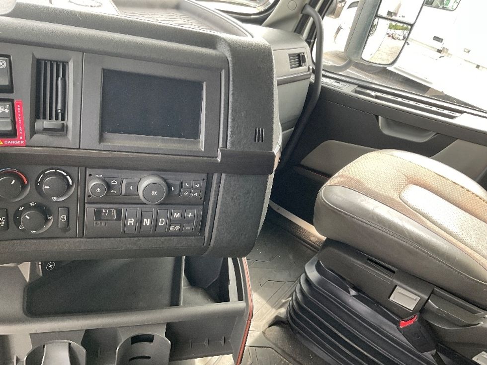 Sleeper Tractor-Heavy Duty Tractors-Volvo-2019-VNL64760-La Porte-IN-526,520\n\t\tmiles-$ 61,250 - Image 11