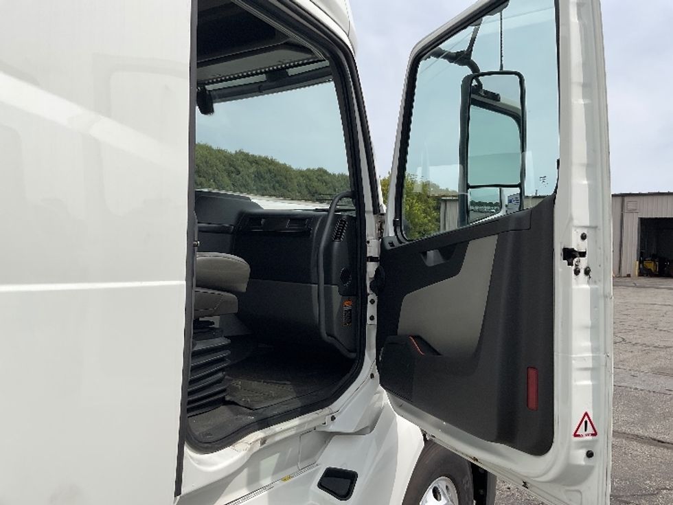 Sleeper Tractor-Heavy Duty Tractors-Volvo-2019-VNL64760-La Porte-IN-526,520\n\t\tmiles-$ 61,250 - Image 12