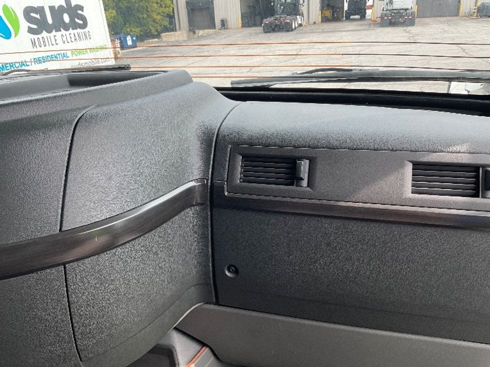 Sleeper Tractor-Heavy Duty Tractors-Volvo-2019-VNL64760-La Porte-IN-526,520\n\t\tmiles-$ 61,250 - Image 13