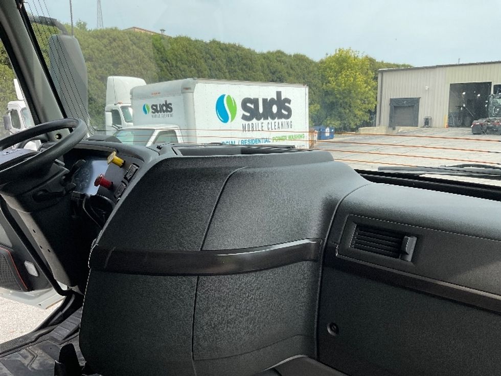 Sleeper Tractor-Heavy Duty Tractors-Volvo-2019-VNL64760-La Porte-IN-526,520\n\t\tmiles-$ 61,250 - Image 14