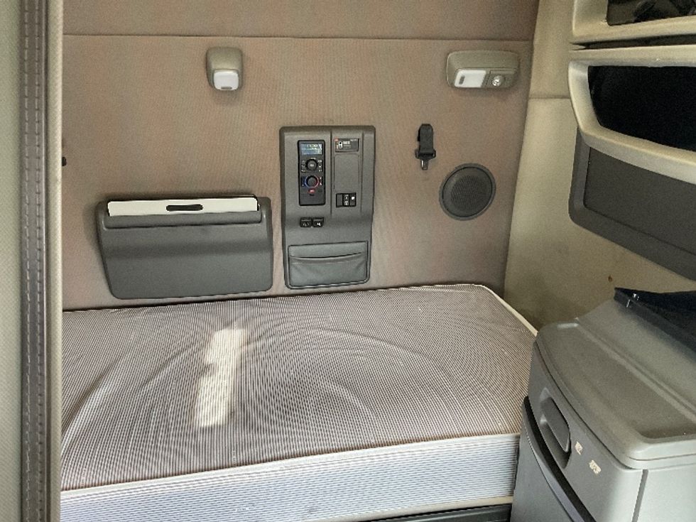 Sleeper Tractor-Heavy Duty Tractors-Volvo-2019-VNL64760-La Porte-IN-526,520\n\t\tmiles-$ 61,250 - Image 15