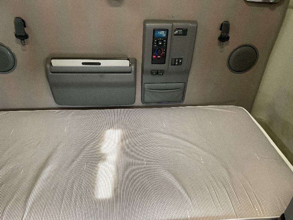 Sleeper Tractor-Heavy Duty Tractors-Volvo-2019-VNL64760-La Porte-IN-526,520\n\t\tmiles-$ 61,250 - Image 16