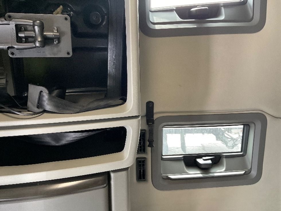 Sleeper Tractor-Heavy Duty Tractors-Volvo-2019-VNL64760-La Porte-IN-526,520\n\t\tmiles-$ 61,250 - Image 17