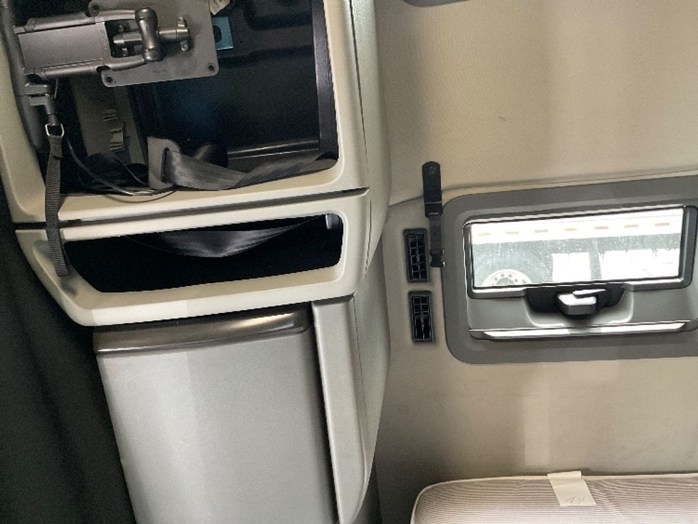 Sleeper Tractor-Heavy Duty Tractors-Volvo-2019-VNL64760-La Porte-IN-526,520\n\t\tmiles-$ 61,250 - Image 18