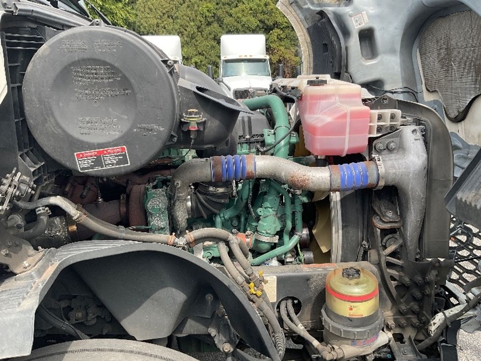Sleeper Tractor-Heavy Duty Tractors-Volvo-2019-VNL64760-La Porte-IN-526,520\n\t\tmiles-$ 61,250 - Image 19
