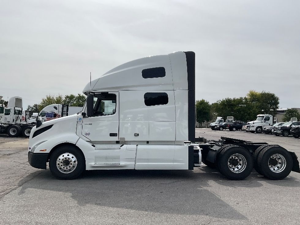 Sleeper Tractor-Heavy Duty Tractors-Volvo-2019-VNL64760-La Porte-IN-526,520\n\t\tmiles-$ 61,250 - Image 4