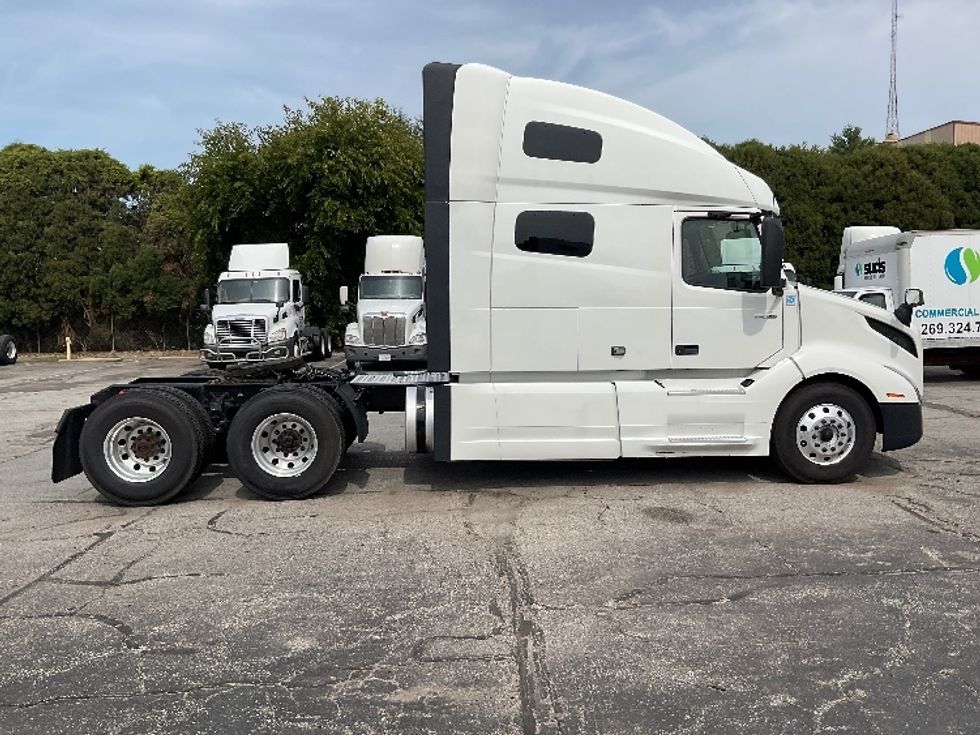 Sleeper Tractor-Heavy Duty Tractors-Volvo-2019-VNL64760-La Porte-IN-526,520\n\t\tmiles-$ 61,250 - Image 8