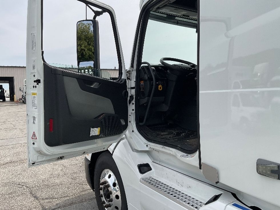 Sleeper Tractor-Heavy Duty Tractors-Volvo-2019-VNL64760-La Porte-IN-526,520\n\t\tmiles-$ 61,250 - Image 9