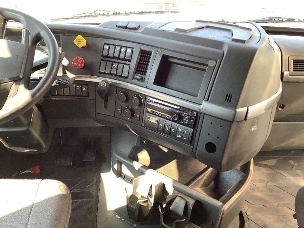 Sleeper Tractor-Heavy Duty Tractors-Volvo-2019-VNL64760-Lacey-WA-494,357\n\t\tmiles-$ 72,000 - Image 11