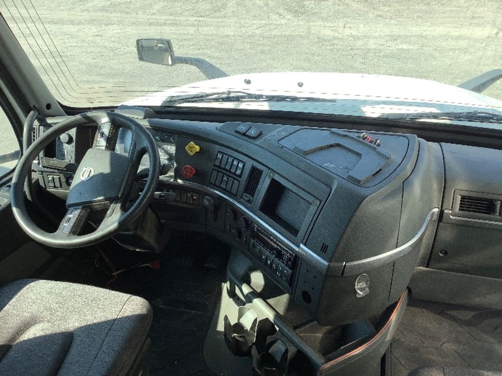 Sleeper Tractor-Heavy Duty Tractors-Volvo-2019-VNL64760-Lacey-WA-494,357\n\t\tmiles-$ 72,000 - Image 12