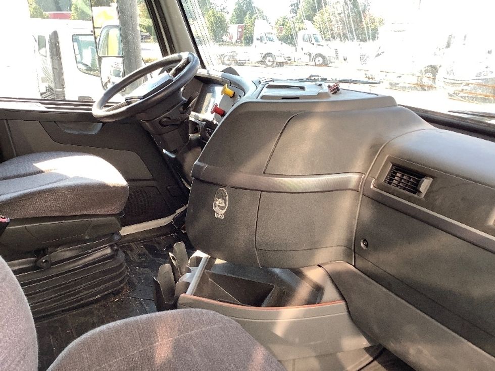 Sleeper Tractor-Heavy Duty Tractors-Volvo-2019-VNL64760-Lacey-WA-494,357\n\t\tmiles-$ 72,000 - Image 15