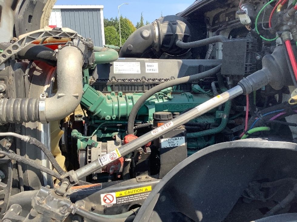 Sleeper Tractor-Heavy Duty Tractors-Volvo-2019-VNL64760-Lacey-WA-494,357\n\t\tmiles-$ 72,000 - Image 21