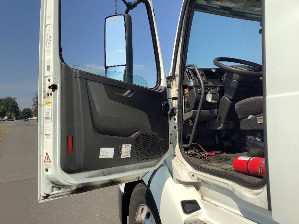 Sleeper Tractor-Heavy Duty Tractors-Volvo-2019-VNL64760-Lacey-WA-494,357\n\t\tmiles-$ 72,000 - Image 9