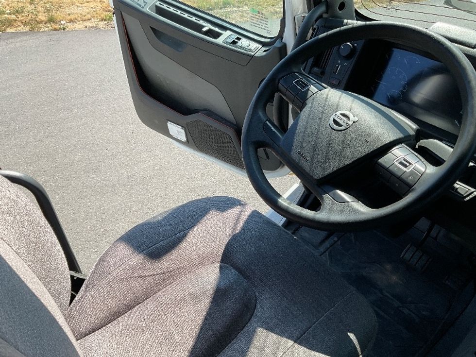 Sleeper Tractor-Heavy Duty Tractors-Volvo-2019-VNL64760-Lacey-WA-512,004\n\t\tmiles-$ 70,750 - Image 10