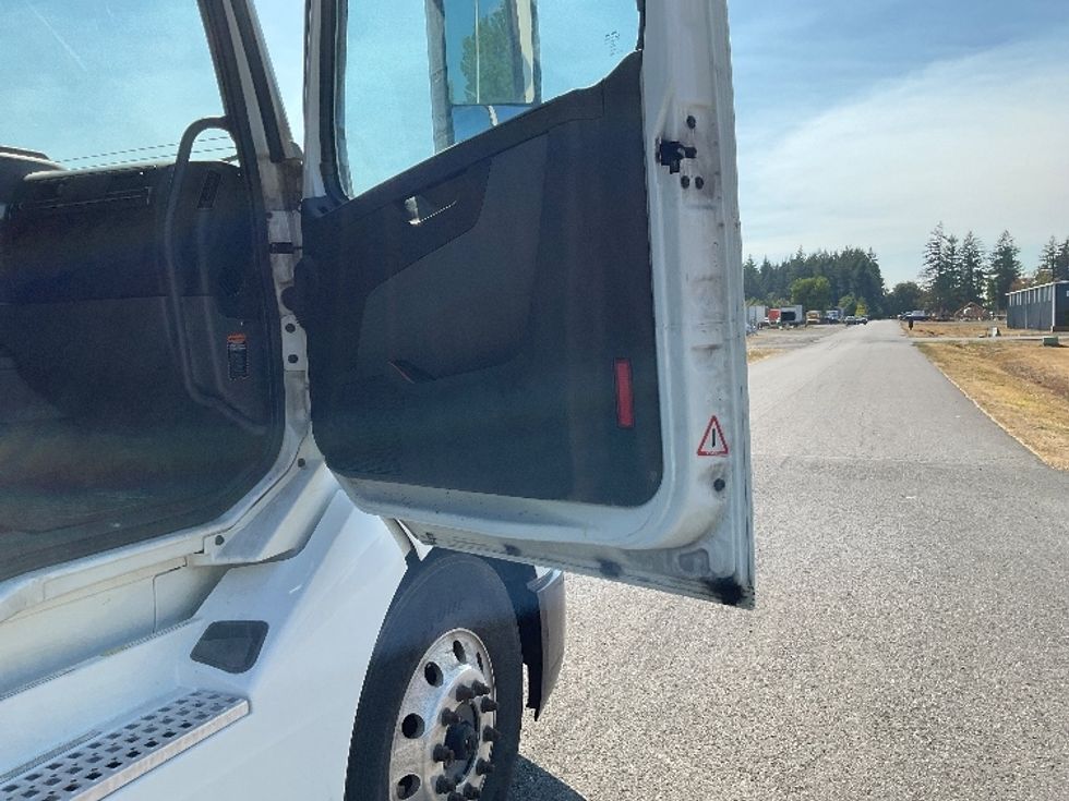 Sleeper Tractor-Heavy Duty Tractors-Volvo-2019-VNL64760-Lacey-WA-512,004\n\t\tmiles-$ 70,750 - Image 13